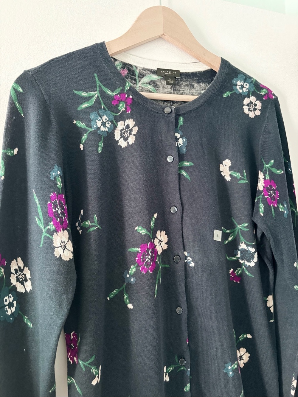 🆕 NWOT Ann Taylor Factory L Navy Blue Floral Cardigan Sweater 100% Cotton - Picture 2 of 9